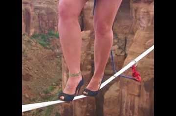 Женщина в высоких каблуках через Каньон