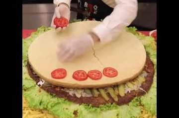 Турецкий гамбургер весом в 122 кг