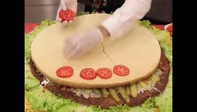 Турецкий гамбургер весом в 122 кг